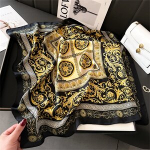 Foulard carré en soie à motifs noir et doré pour femme