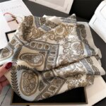 Foulard élégant beige en soie pour femme