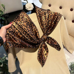 Foulard en soie imprimé léopard marron foncé femme
