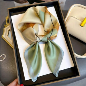 Foulard en soie vert style printanier pour femme