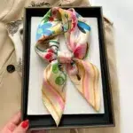 Foulard carré en soie beige motifs fleuris pour femme