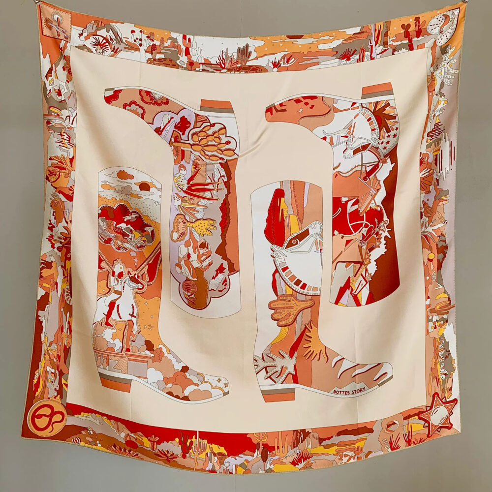 Foulard en soie imprime de motif bottes cowboy dans les tons orange