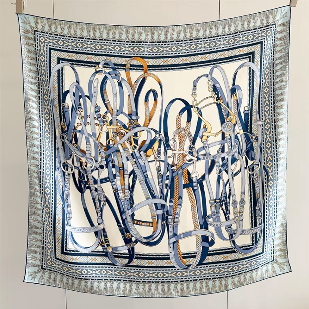 foulard en soie imprime de motif de sangles, ceintures et mors de cheval dans les tons bleu