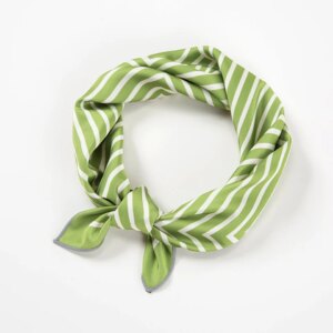petit foulard vert a rayures blanches noue sur lui meme