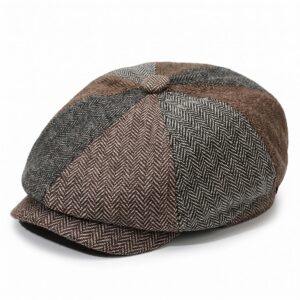 Un Béret casquette Peaky Blinders patchwork homme en tissu marron et gris, avec des morceaux à motifs, posé sur un fond blanc.