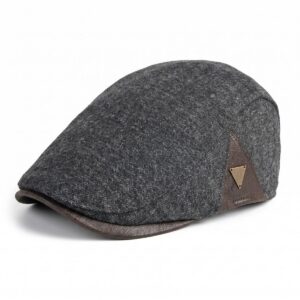 Un béret gavroche homme style rétro urbain gris foncé, avec une petite visière et un détail triangulaire doré, posé sur un fond blanc.