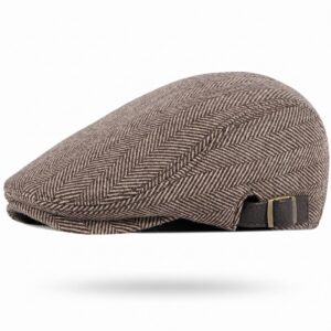 Un béret homme laine tweed chic ajustable en motif chevron marron, posé sur un fond blanc épuré.