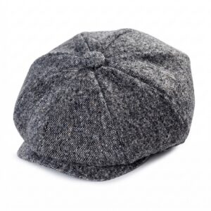 Une casquette béret gavroche enfant look adulte grise en tissu, avec une petite visière, posée sur un fond blanc.